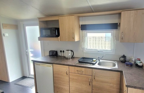 Chichester House | Stunning Holiday Home Beautiful Lakeside Views 15 Mins from Goodwood