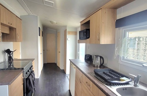 Chichester House | Stunning Holiday Home Beautiful Lakeside Views 15 Mins from Goodwood