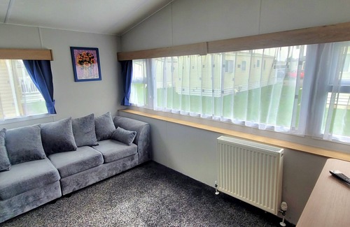 Chichester House | Stunning Holiday Home Beautiful Lakeside Views 15 Mins from Goodwood