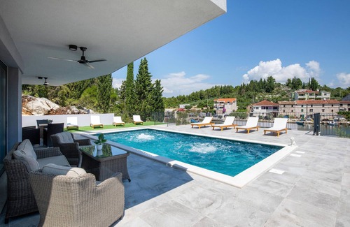 Blace House | Stunning home in Blace