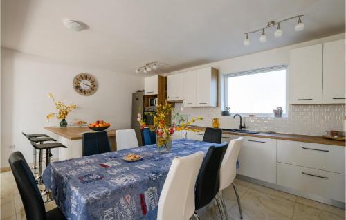 Debeljuhi House | Stunning Home In Fradelani With Wifi