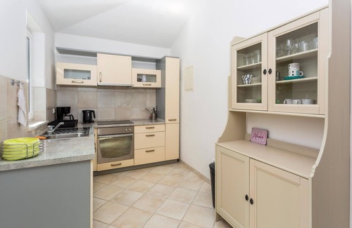 Gabonjin House | Stunning home in Gabonjin with WiFi