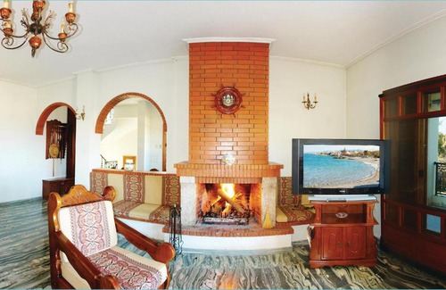 Assos-Lechaio House | Stunning home in Kato Assos Peloponne, with 5 Bedrooms and WiFi