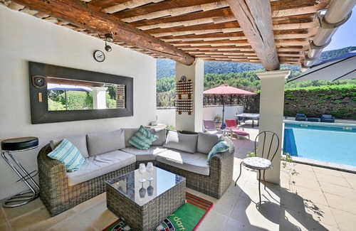 Maubec House | Stunning home in Maubec with WiFi