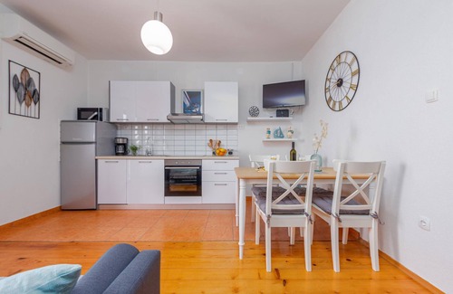 Prizna House | Stunning home in Prizna with WiFi