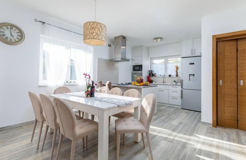 Stinjan House | Stunning home in Stinjan