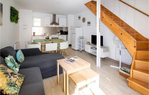 Velleron House | Stunning Home In Velleron With Jacuzzi