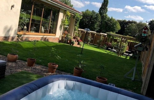 Stanley House | Stunning home, overlooking park, suit family, friends, the elderly & contractors