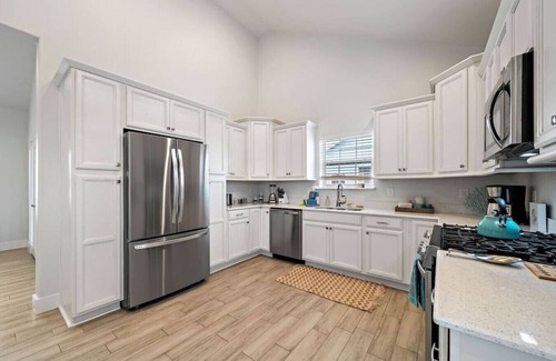 San Leon House | Stunning Home with Expansive Pool & Game Room