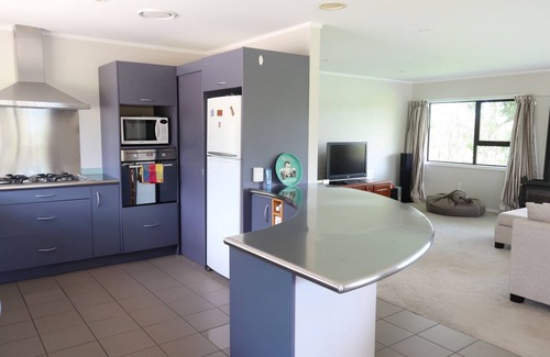 Helensville House | Stunning house for a relaxing holiday with swimming pool in Helensville