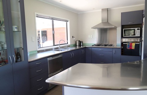 Helensville House | Stunning house for a relaxing holiday with swimming pool in Helensville