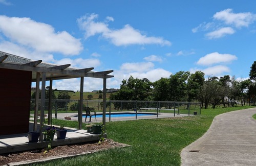 Helensville House | Stunning house for a relaxing holiday with swimming pool in Helensville