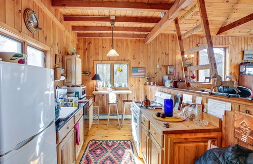 Athens Cabin | Stunning Lake & Mtn Views: Cozy Catskills Cabin!