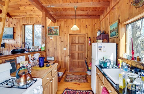 Athens Cabin | Stunning Lake & Mtn Views: Cozy Catskills Cabin!