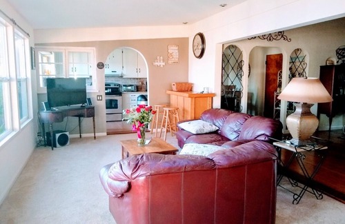Clear Lake House | STUNNING Lakefront, Huge DOCK,2 Kayaks, Sleep 8, Prime fishing spot