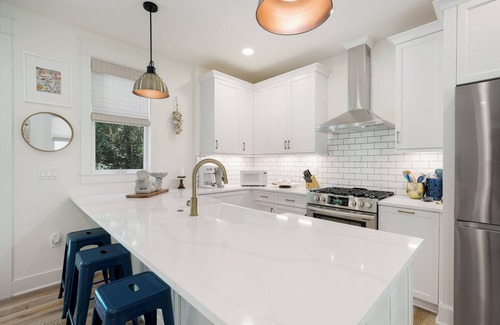 Seaside House | Stunning Luxury Guest Cottage in Seaside! Close to pool + 2 Adult Bikes!