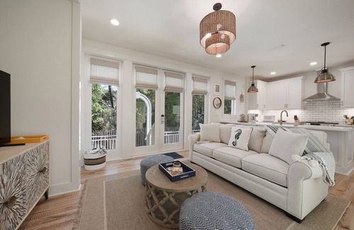 Seaside House | Stunning Luxury Guest Cottage in Seaside! Close to pool + 2 Adult Bikes!