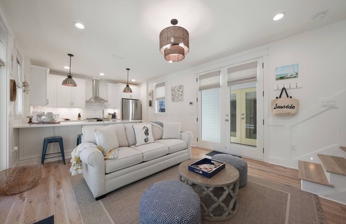 Seaside House | Stunning Luxury Guest Cottage in Seaside! Close to pool + 2 Adult Bikes!