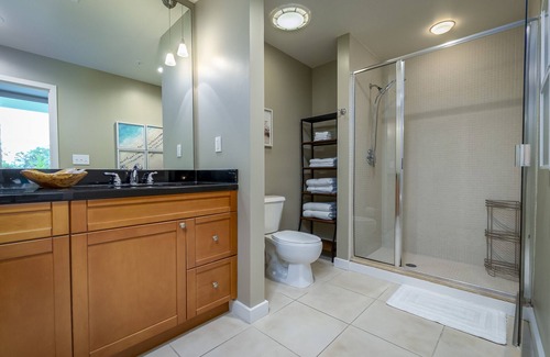 South Eola Condo | Stunning & Luxurious 2bed / 2Bath Condo with open floor plan - Downtown Orlando.