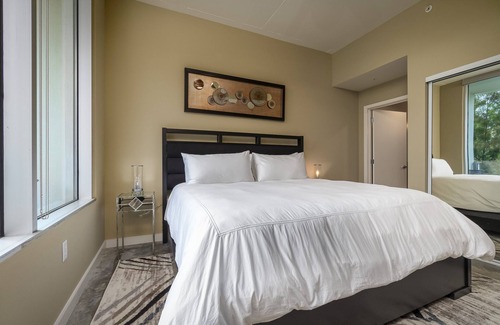 South Eola Condo | Stunning & Luxurious 2bed / 2Bath Condo with open floor plan - Downtown Orlando.