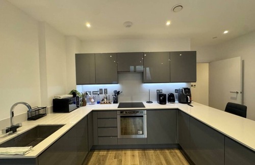 St. Mary's Park Apartment | Stunning Luxury 2 Bedroom Apartment Central London