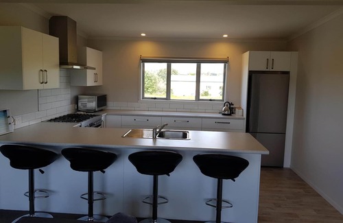Waihi Beach House | Stunning modern beach house 5 minutes walk from the beach