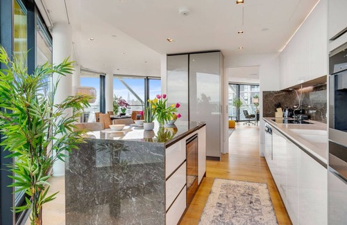 Nine Elms Apartment | Stunning, Modern Flat in Central Battersea with River View