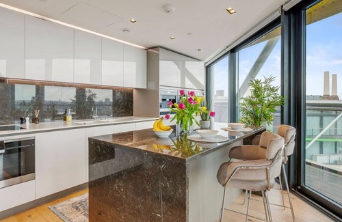Nine Elms Apartment | Stunning, Modern Flat in Central Battersea with River View