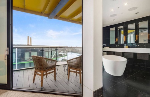 Nine Elms Apartment | Stunning, Modern Flat in Central Battersea with River View