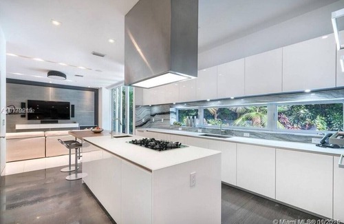 Coral Way Villa | Stunning Modern Villa with European Kitchen, Gym, Sauna and Lap Pool