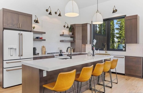 Quandary Village House | Stunning Mountain Home with HotTub & Outdoor Firepit, Expansive Deck, Ski in/out