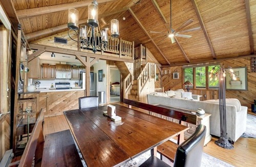 Franklin Cabin | Stunning Mountain Views, 3BR Cabin w/Decks & Meadow, 10 Min to Franklin