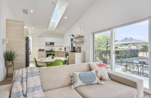 Sacramento House | STUNNING Newly Built Modern Artist Home