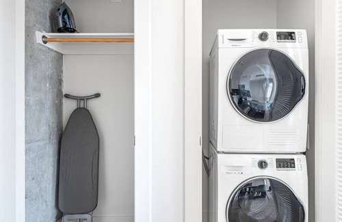 Downtown Oakland Apartment | Stunning Oakland 2BR w/ AC, W/D, Sky Deck, next to BART, by Blueground