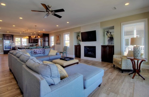 Wilmington Beach House | ☀️Stunning Oceanfront Views-Pool-Beach Access-Sunflower House☀️
