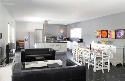Grayan-Et-L'Hopital House | Stunning private villa for 8 people with private pool, WIFI, TV, terrace and pets allowed