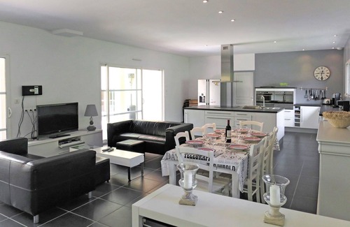 Grayan-Et-L'Hopital House | Stunning private villa for 8 people with private pool, WIFI, TV, terrace and pets allowed