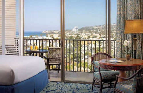 Crown Point Hotel | Stunning Pacific Views from King Room | Catamaran Resort