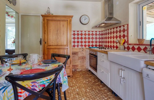 Naujac-Sur-Mer Villa | Stunning private villa for 6 guests with WIFI, TV, terrace, pets allowed and parking