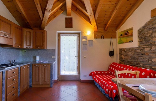 Peglio House | Stunning private villa for 6 people with TV, terrace and pets allowed