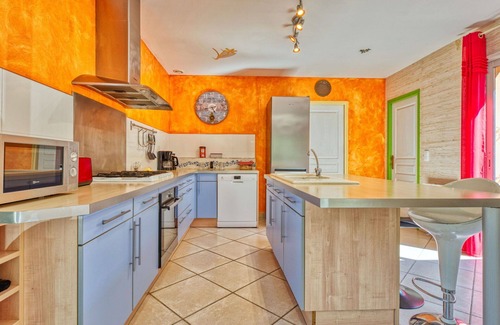 Naujac-Sur-Mer House | Stunning private villa for 7 people with private pool, WIFI, TV, terrace, pets allowed and parking