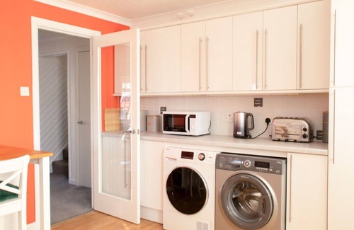 Eyre Villa | Stunning private villa for 7 people with WIFI, TV, patio, pets allowed and panoramic view