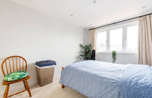 Boleyn House | Stunning private guest suite, City views & Jacuzzi bath