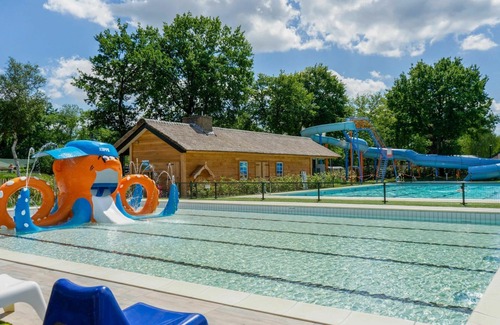 Municipality of Waalwijk House | Stunning private villa for 6 guests with WIFI, pool, TV and terrace