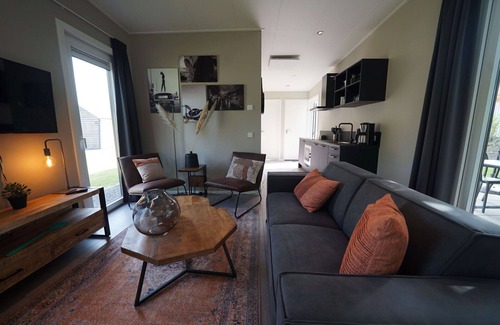 IJhorst House | Stunning private villa for 4 people with WIFI, pool, TV, terrace and parking