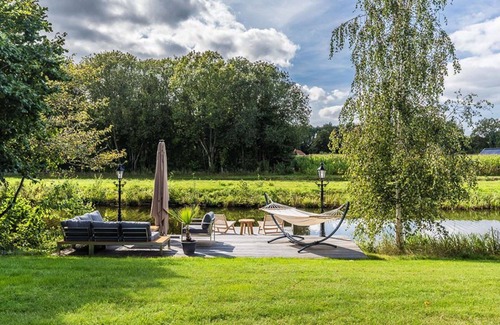 Vlagtwedde House | Stunning private villa for 6 people with WIFI, pool, TV, patio and parking