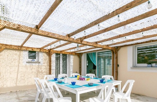 Aureilhan House | Stunning private villa for 10 people with WIFI, TV, terrace, pets allowed and parking