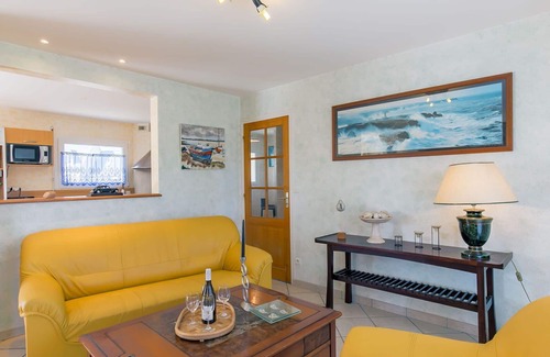 Berven House | Stunning private villa for 5 guests with WIFI, TV, terrace and pets allowed