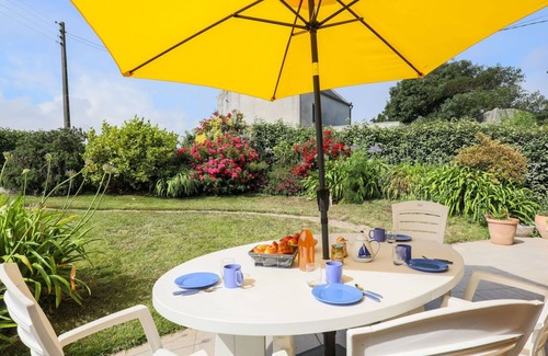 Cleder House | Stunning private villa for 4 guests with TV and terrace