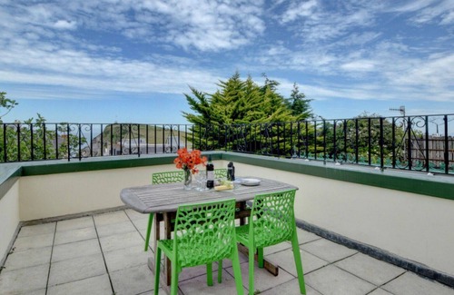 Hele Villa | Stunning private villa for 3 people with WIFI, TV, balcony, pets allowed and parking